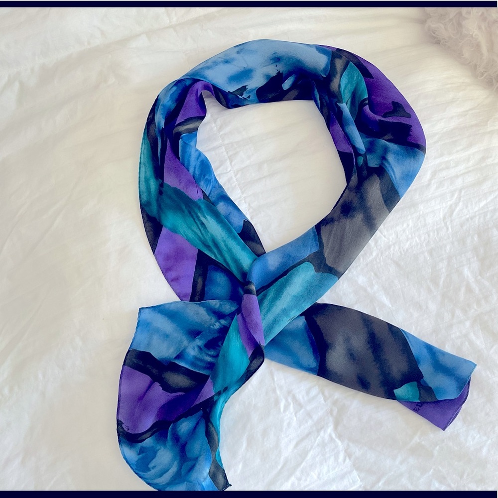 Gauzy light Ellen Tracy scarf